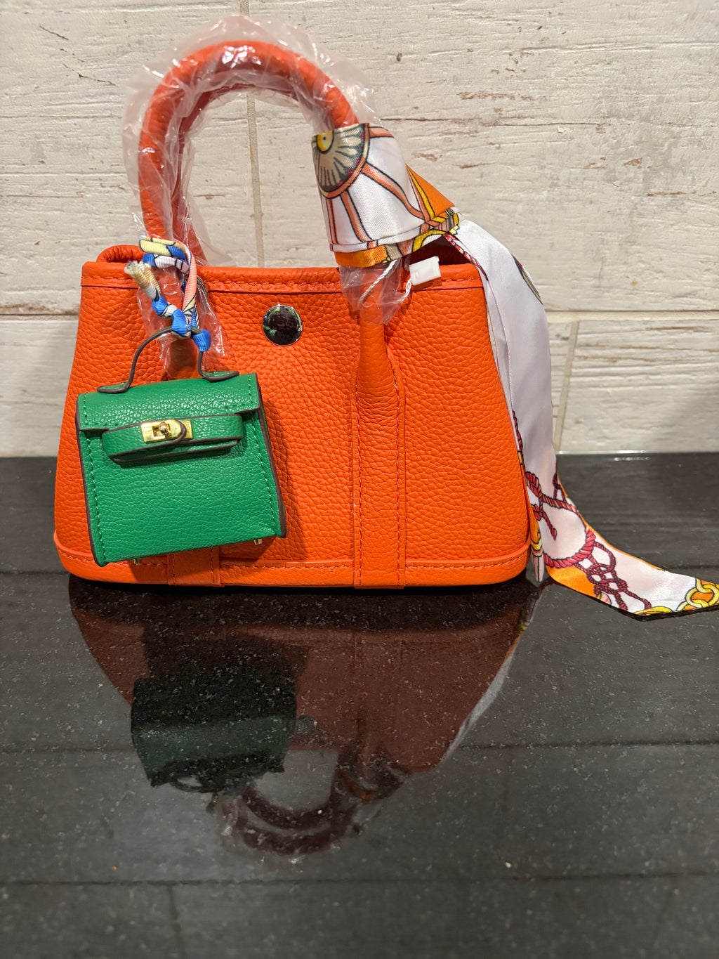 Sunmi 20cm evening bag, made with Togo leather.