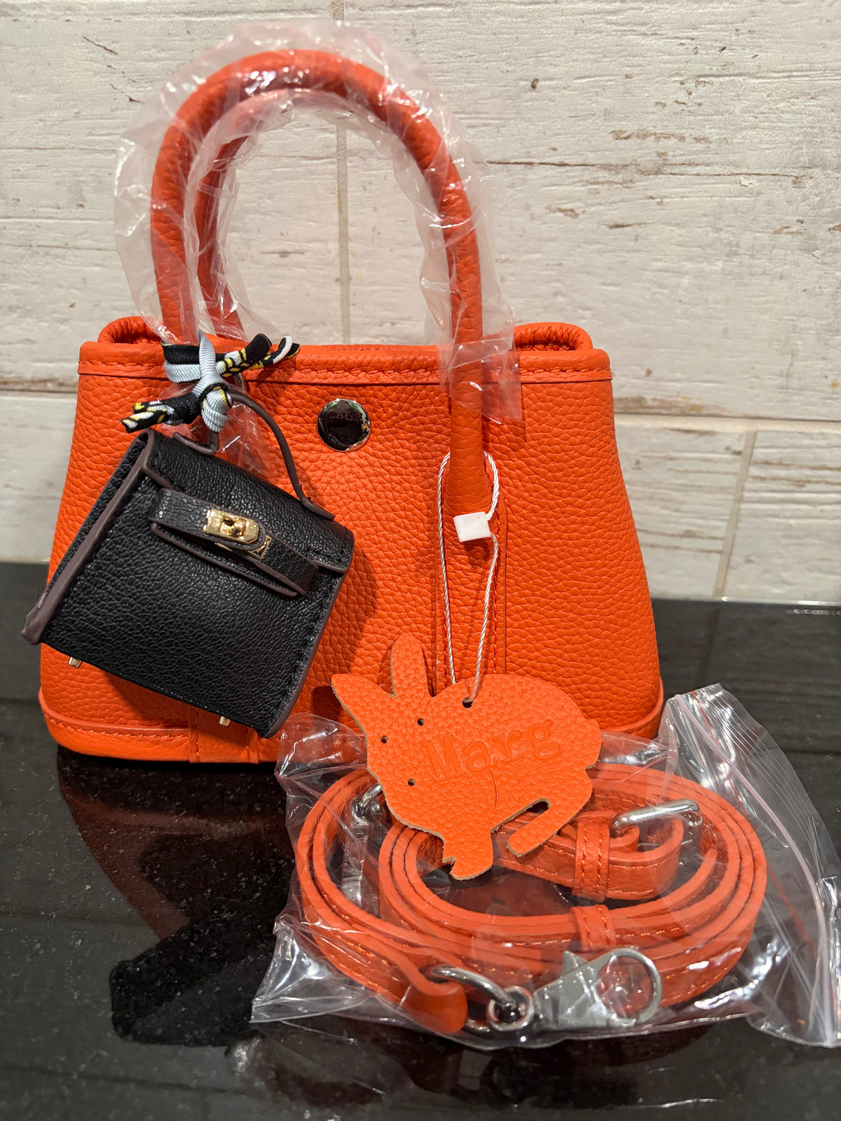 Sunmi 20cm evening bag, made with Togo leather.